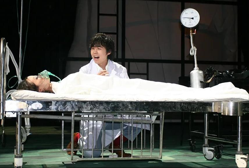 我穿着防爆服被观众暴打,但演出不能停