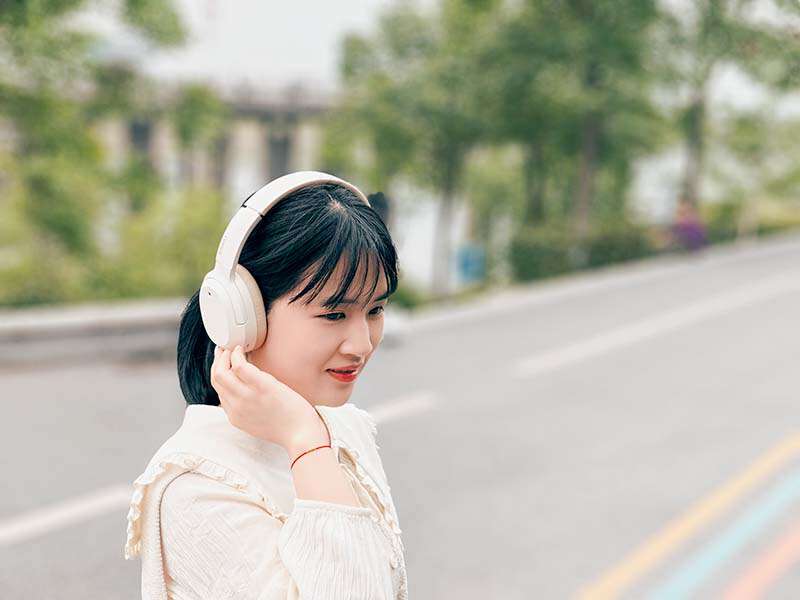 菜场秒变图书馆，这波操作泰裤辣！漫步者降噪耳机值得夸