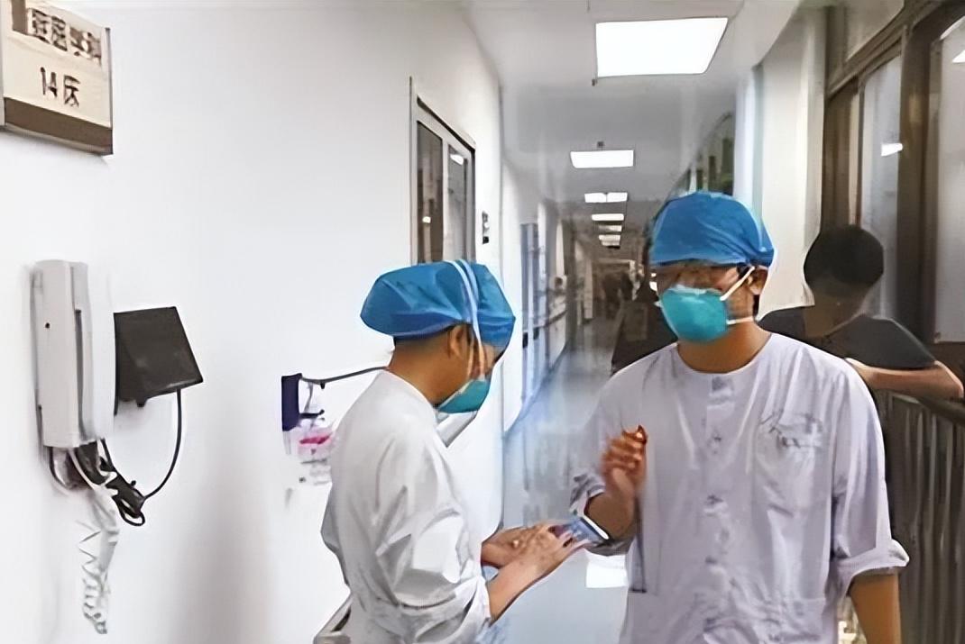 乘客从火车卧铺三层摔下送医抢救,南航受伤乘务员正在icu接受救治