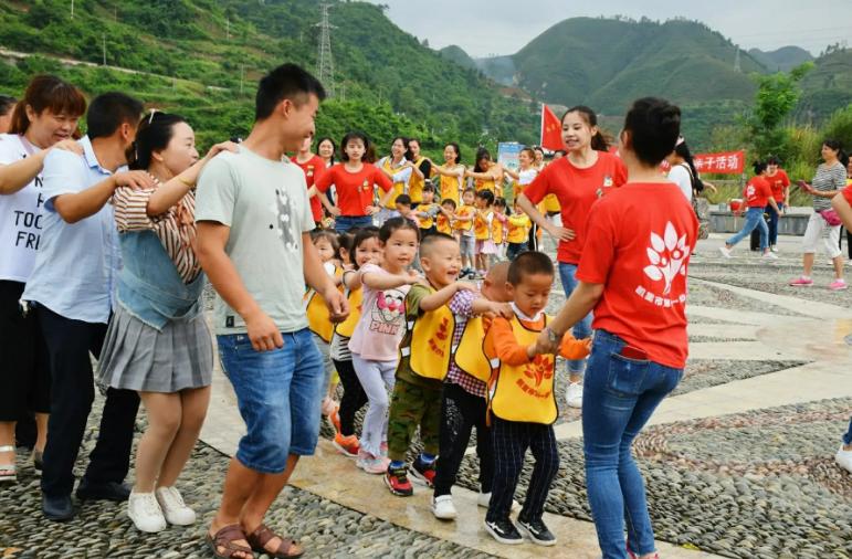 有关父母和孩子的代沟访谈,亲子沟通父母有说不完的道理