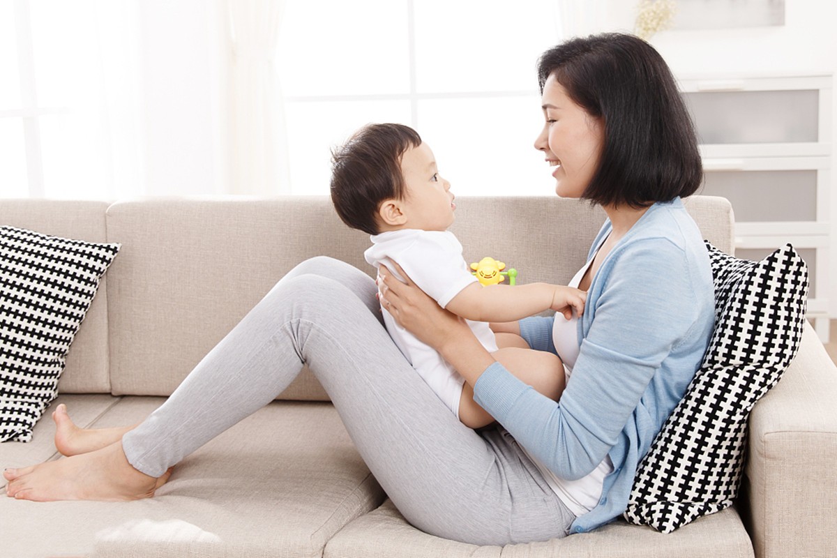 儿子就喜欢粘着妈妈,儿子总是黏着妈妈怎么办