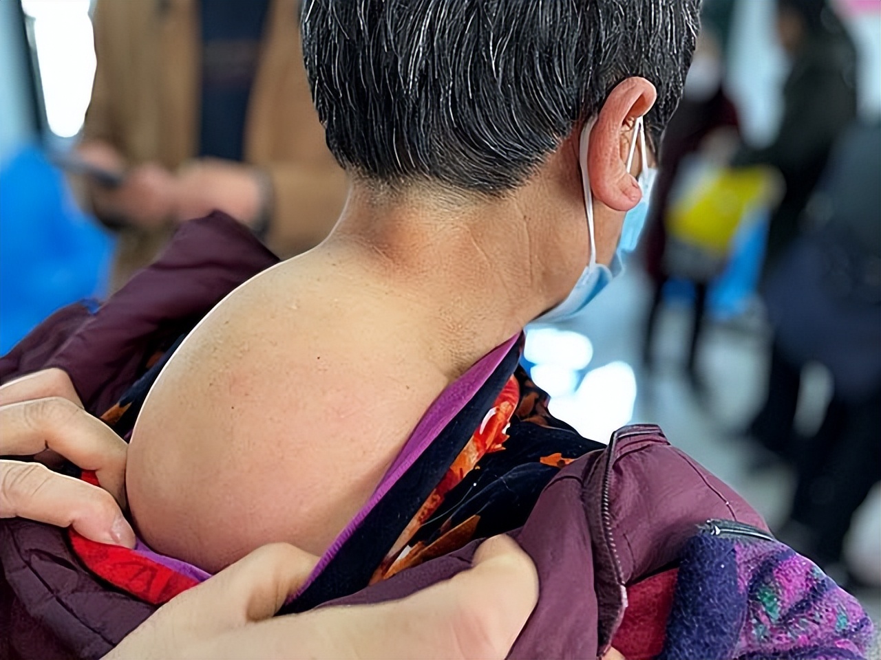 80岁老头艾滋病传染给老婆,艾滋病老年患者应不应该和家人讲