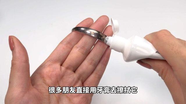 女人长期佩戴银手镯有好处吗,女人长期戴银手镯真的有好处吗