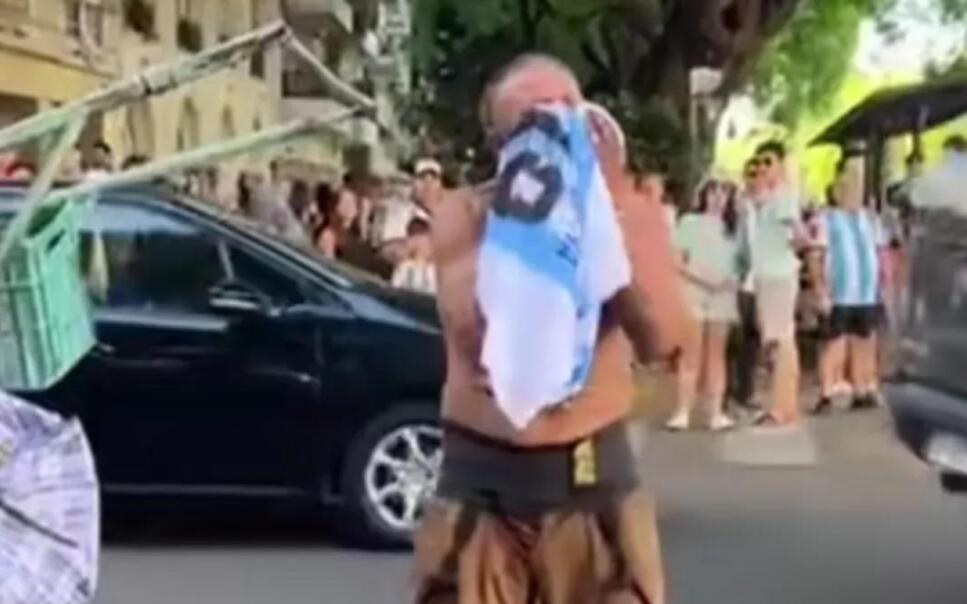 阿根廷夺冠流浪汉球迷反应,2024阿根廷球迷疯狂庆祝集锦