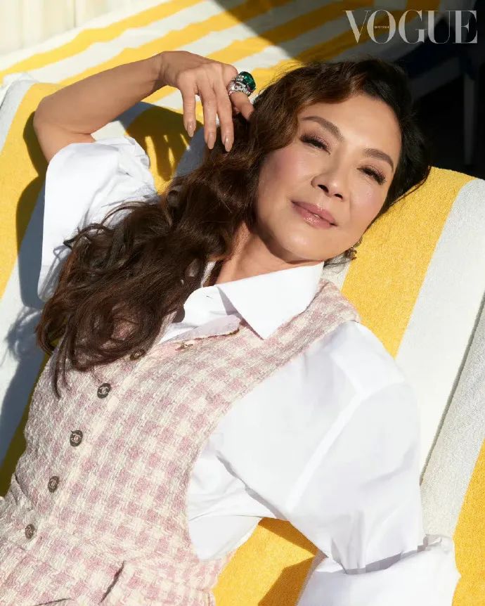 杨紫琼大衣配高筒靴穿搭,杨紫琼穿丝绒大衣图片