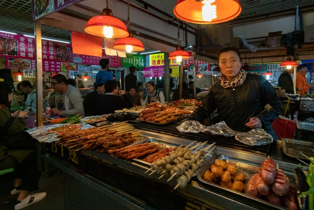 夫妻地摊卖臭豆腐日营业额9000元,摆摊卖臭豆腐一年能赚多少钱