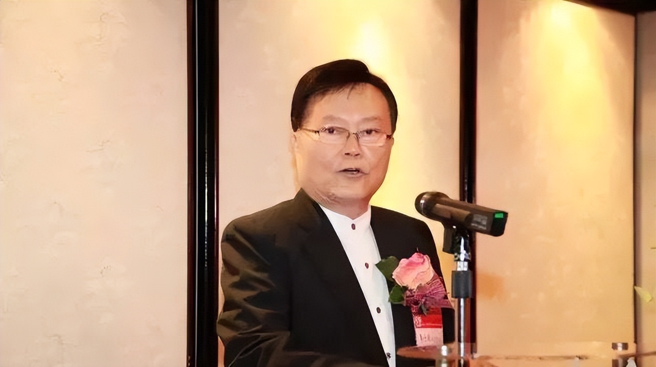 他曾是裁缝，月薪300元，逆袭成香港富豪，儿媳身家500亿，凭啥