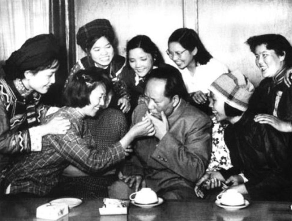 毛主席晚年生病后一抽烟就咳嗽，*先念李**知道后：您可以试试雪茄烟