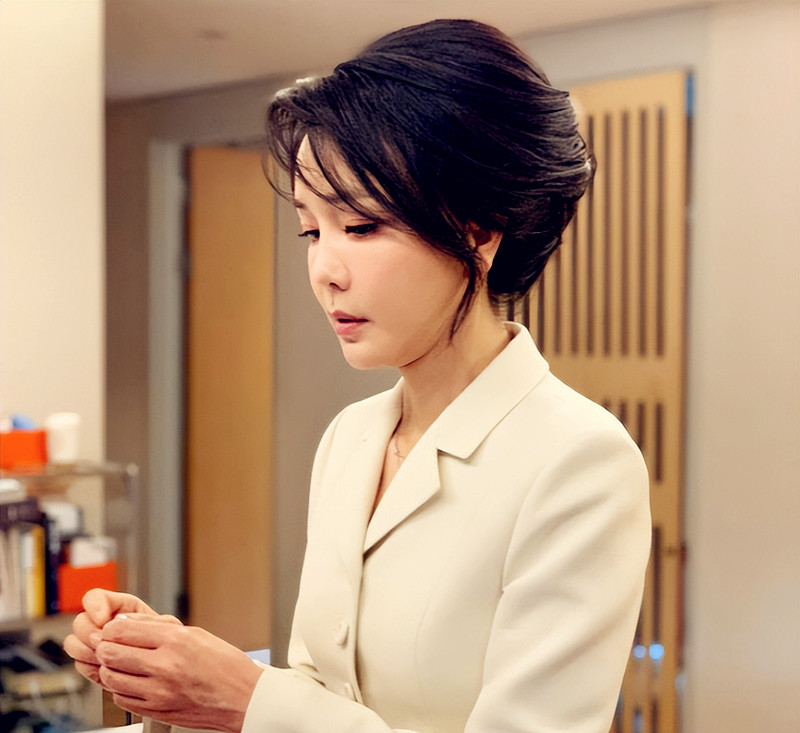 韩国第一夫人金建希着装图片,尹锡悦金建希访问阿联酋