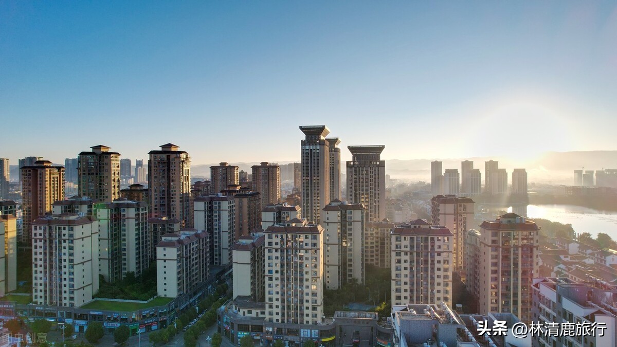 半城温泉半城湖！这座县级市冬暖夏凉，外地人坐高铁来避暑