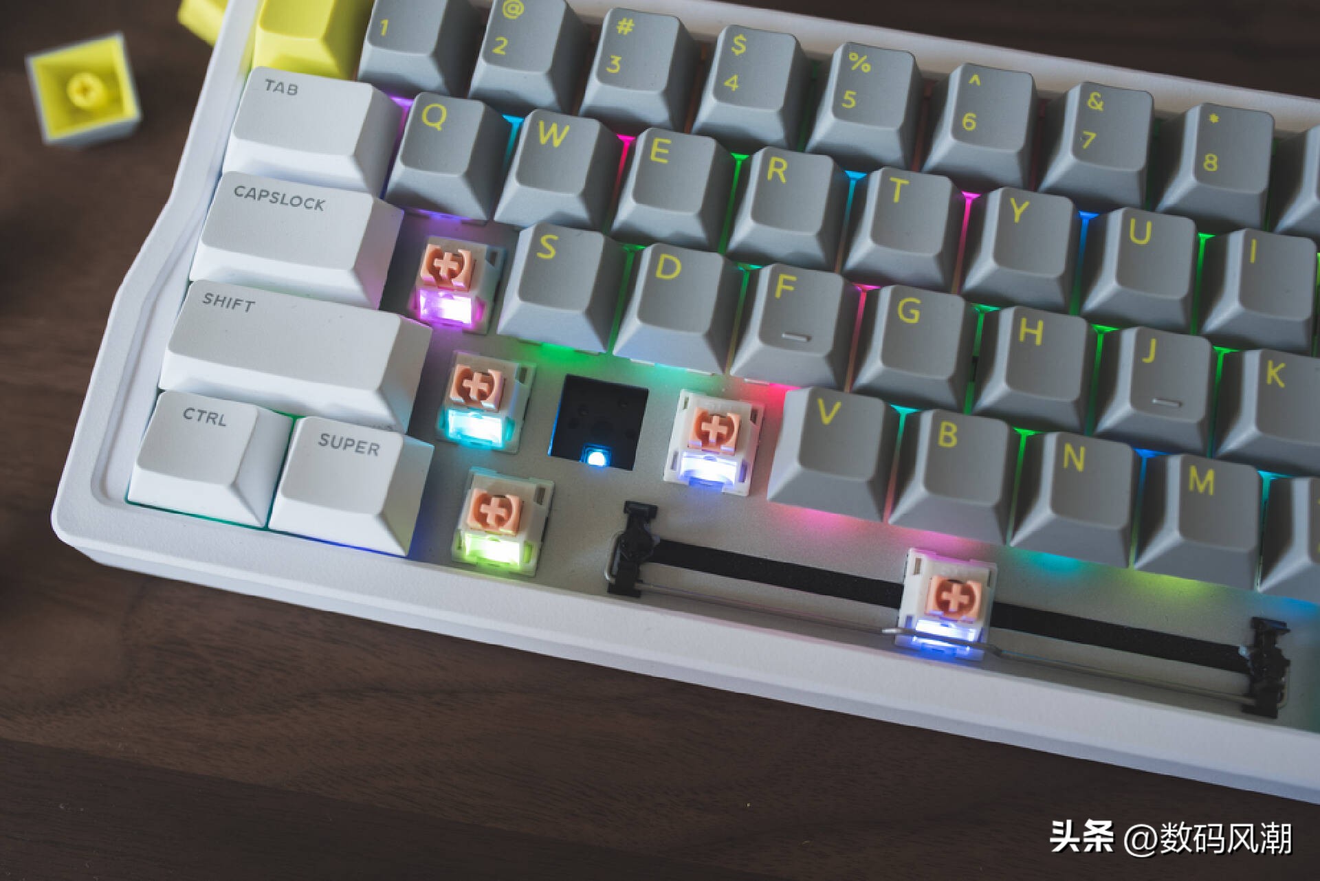 未来赛博美学,这会是客制化亲民的开始?IQUNIXQ66银迹上手详评