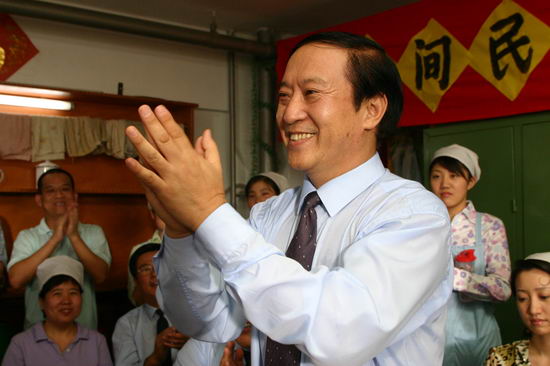 牛群和冯巩晚年见面,牛群辞官