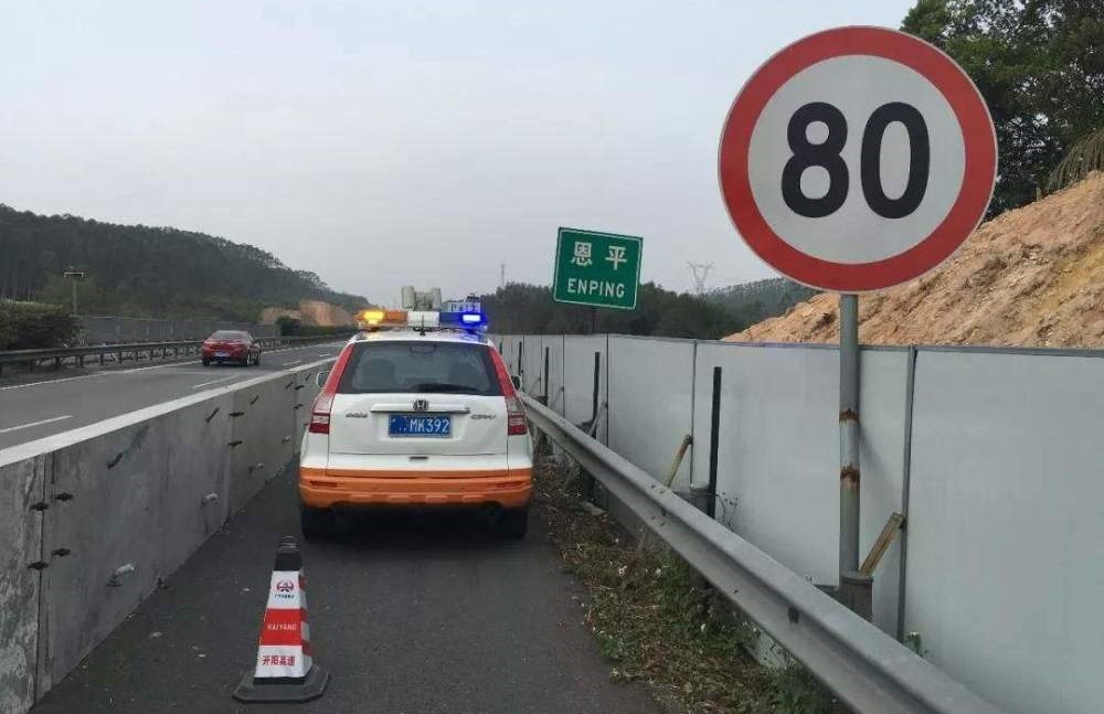 高速指示牌区间限速100导航显示80,高速路边限速牌80导航却提示120