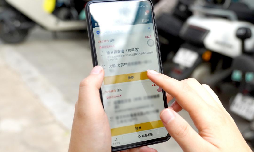 美团跑腿送丢手机遭遇维权难追踪：门槛低维权难记者亲身体验要干跑腿只需身份证