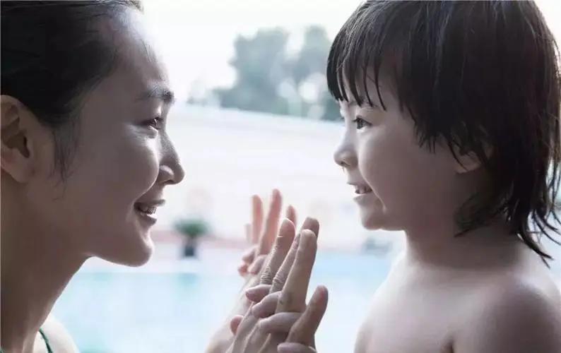 儿子帮妈妈按摩肩颈,儿子帮妈妈按摩背部