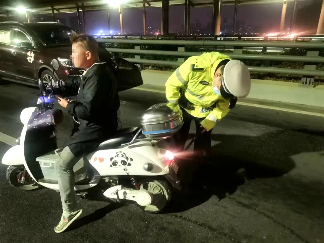 在柳州电动车上什么牌是正规的,柳州电车牌照怎么区分真假