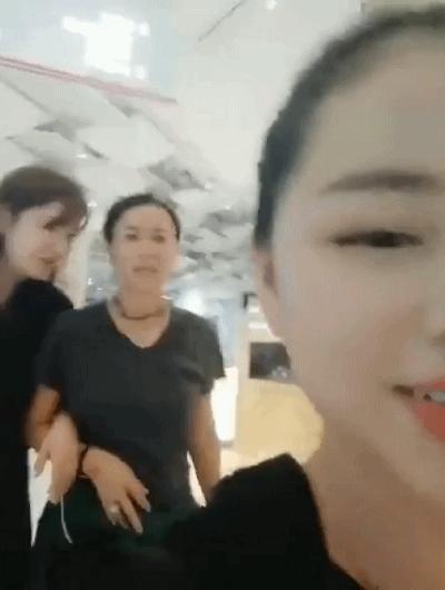 当街小便、踢路人、脚踩高铁桌子，这些明星的素质，一个比一个低