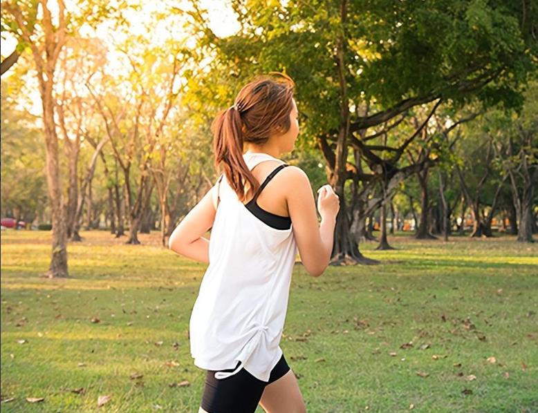 饿肚子睡觉和吃宵夜哪个危害大,睡前吃夜宵和饿肚子睡觉哪个健康