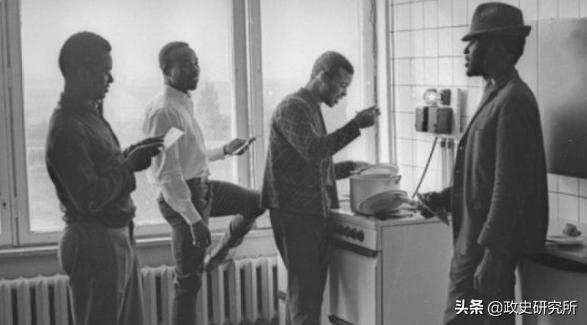 黑人留学生疯狂“*艳猎**”苏联女郎，遭苏联青年狂揍，引发黑人运动