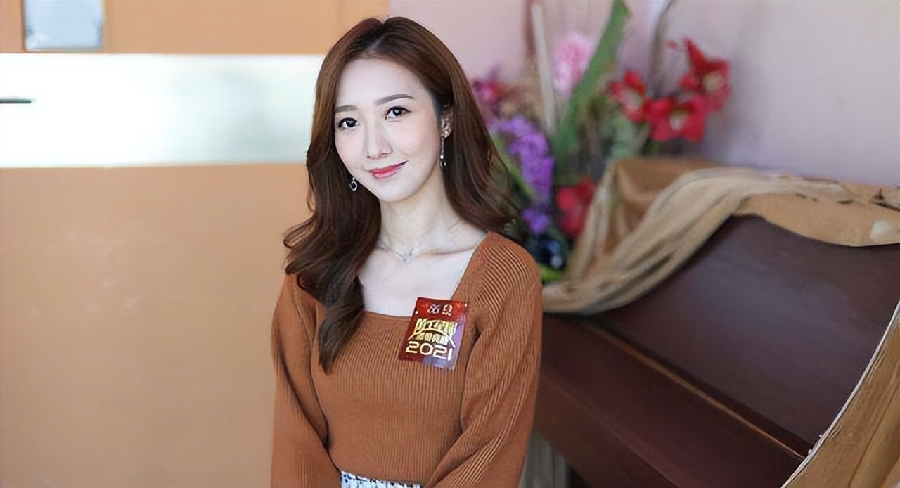 她是90后港姐，香港宅男女神，获高层赏识，活成平民港女上位范本