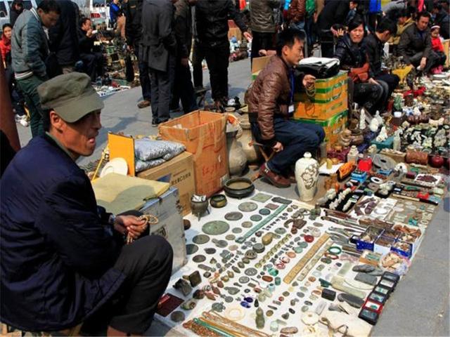 老人捡到一把椅子结果是古董,老人捡到了一把破椅子