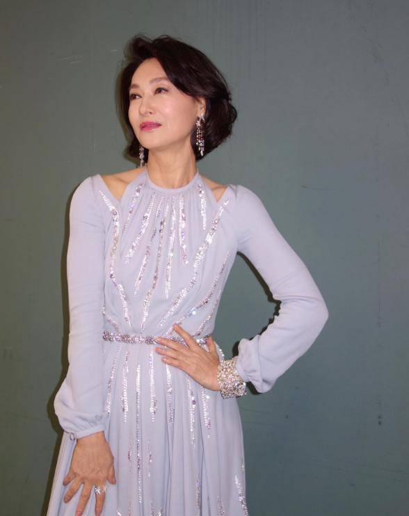 岁月不饶美人?其实皮肤松弛,白发皱纹,根本不影响她们风华绝代