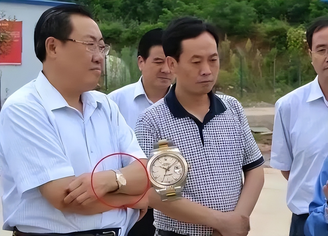 戴劳力士手表的女所长,戴名表开豪车的所长