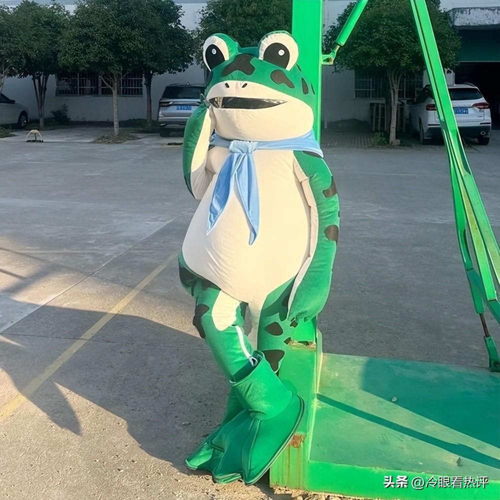 网红青蛙被曝偷看女生裙底？就算是卖萌也要注意对象和分寸