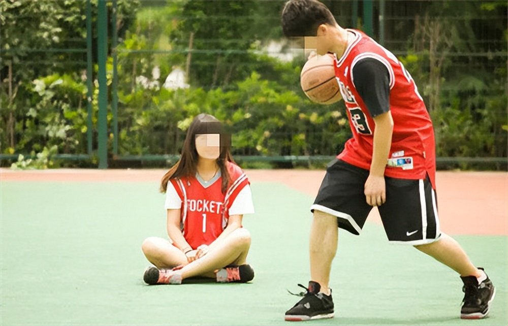 鍚夋灄灏忎紮涓庡墠濂冲弸鑱婂ぉ琚姄,01骞村皬浼欎笌缃戞亱濂冲弸琚姄鍥炴潵