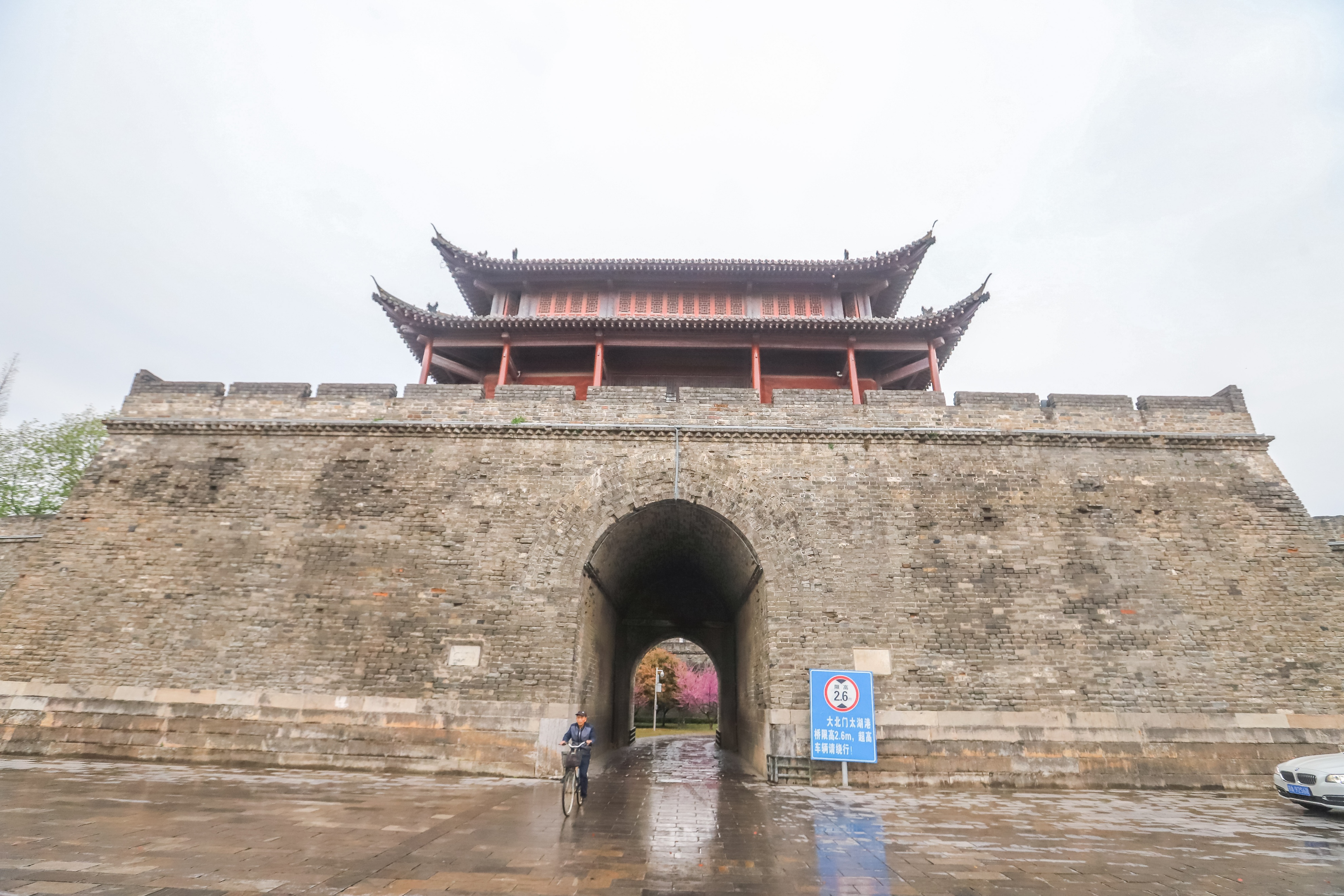 荆州古城墙的历史和照片,襄阳古城墙和荆州古城墙哪个完整