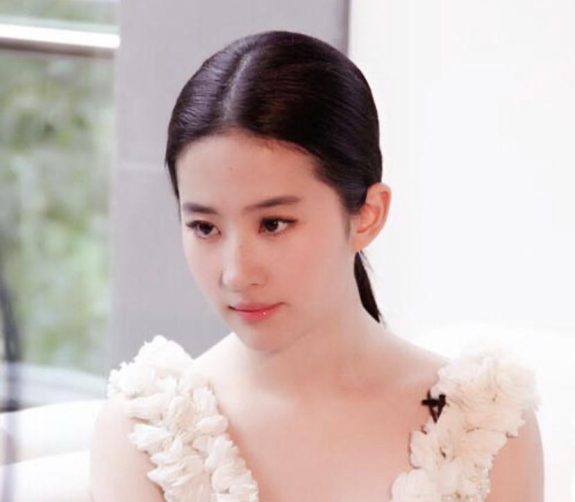 方脸大腮帮适合中分还是三七分,大饼脸中分超级简单又漂亮的发型