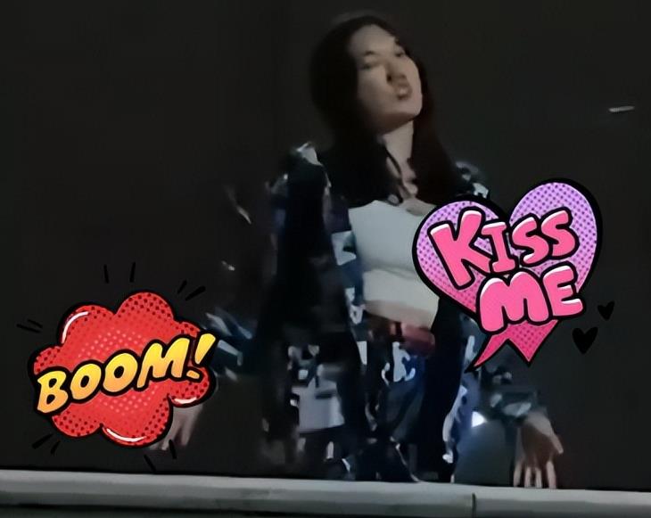 女生军训跳舞吊带滑落走光,露球仍卖力跳,2分半视频疑被拍卖