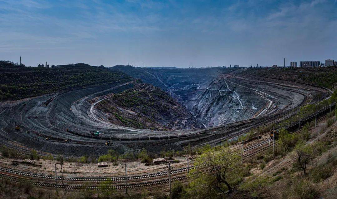 煤层55米厚的亚洲第一露天煤矿，连续开采118年后，现在怎样了？