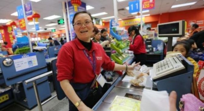 为什么超市月薪两千还抢着干,为什么超市收银的钱这么少