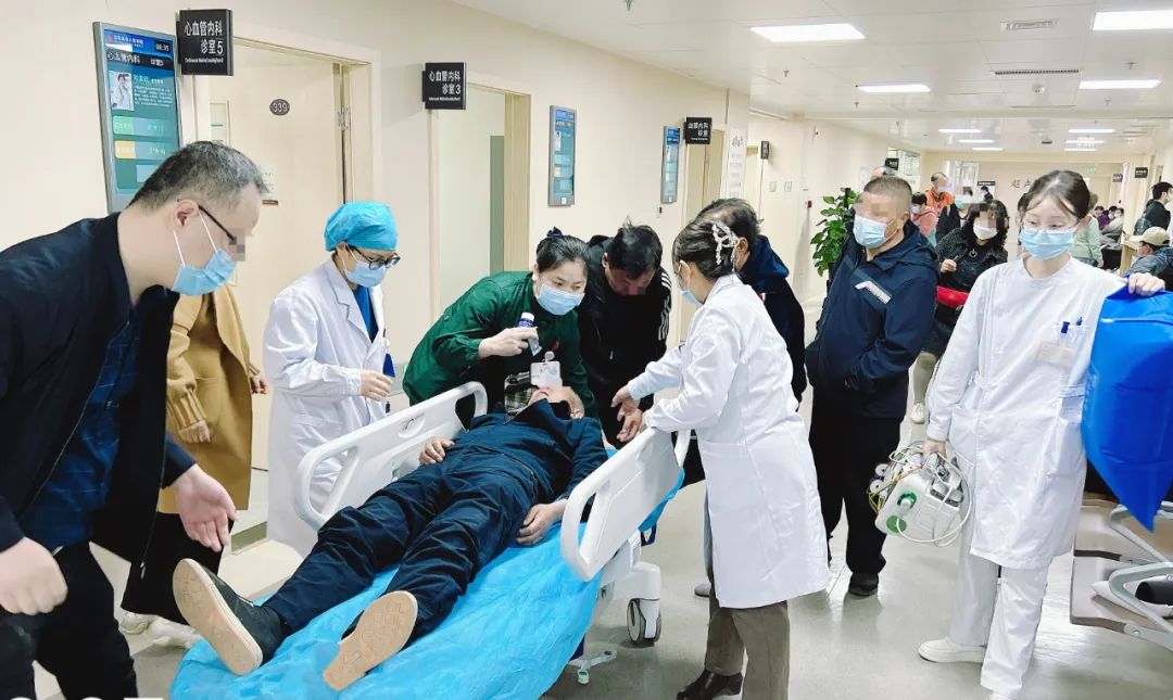 凡人微光温暖山城,凡人微光解放军战士