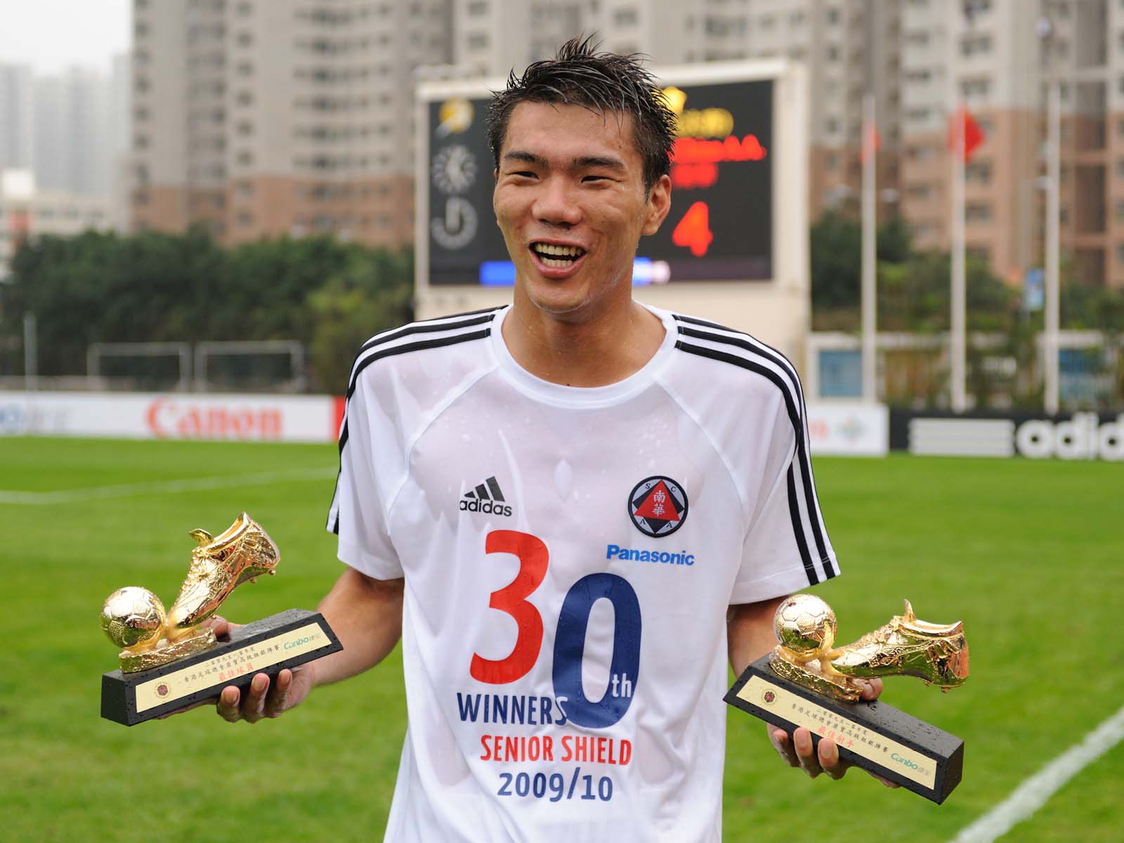 香港足球队黄日华踢人是真的吗,陈百祥对黄日华踢球看法