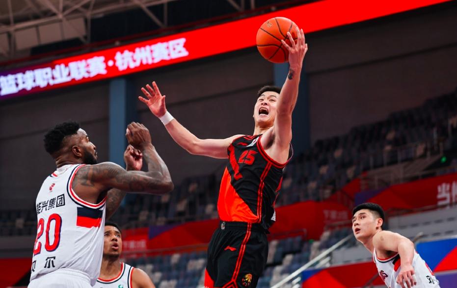 曾凡博cba首秀砍下7分8篮板2盖帽,cba曾凡博十大盖帽