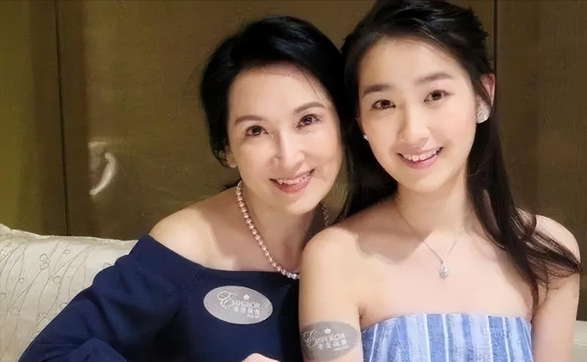 10岁她赤身露体，20岁又声称自己还是处女，“美国舒淇”裸照丑闻