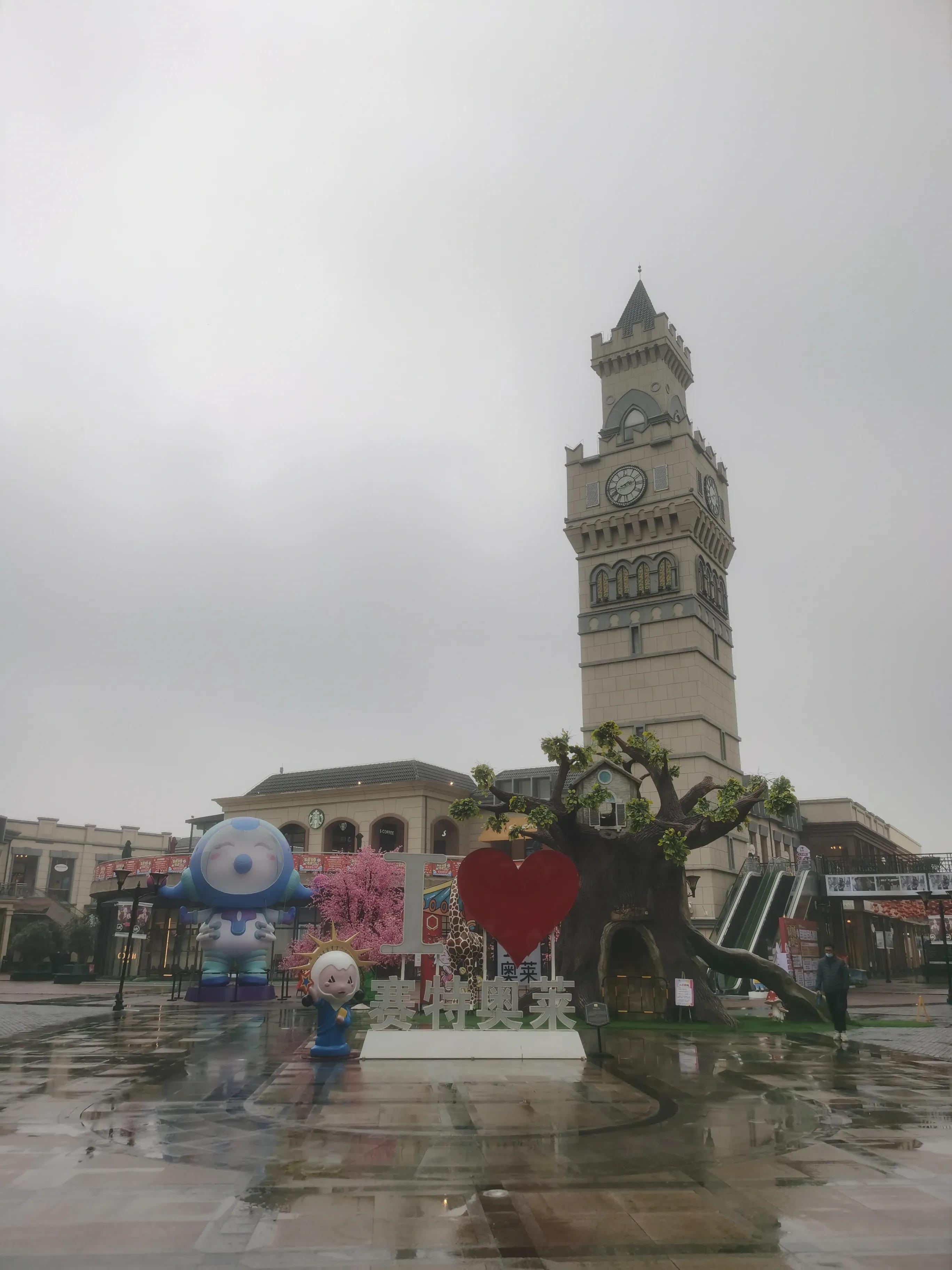 与砂之船奥莱相比，王府井赛特奥莱（临潼店）更高端一些