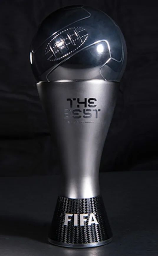 本泽马荣膺今年金球奖,本泽马伯纳乌金球奖