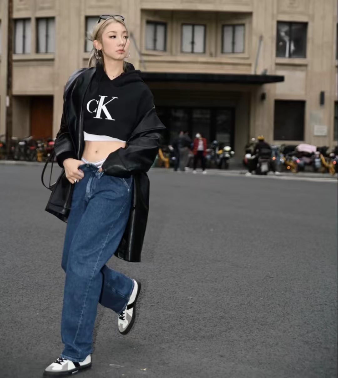 秋冬黑色宽松皮衣两件套,40-50岁洋气皮衣套装