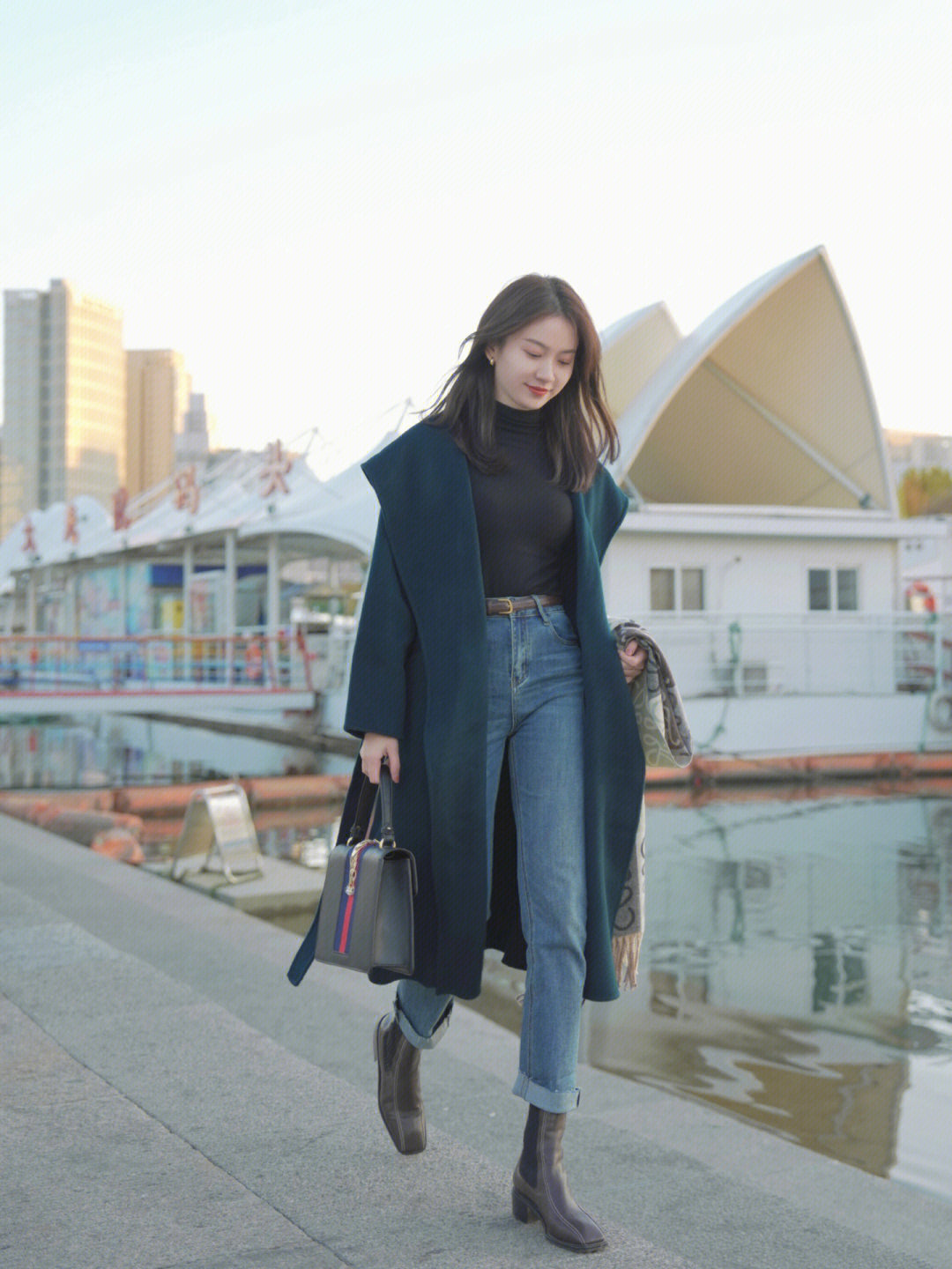 今年最实用的大衣穿搭技巧,牛仔拼接假两件针织衫搭配大衣