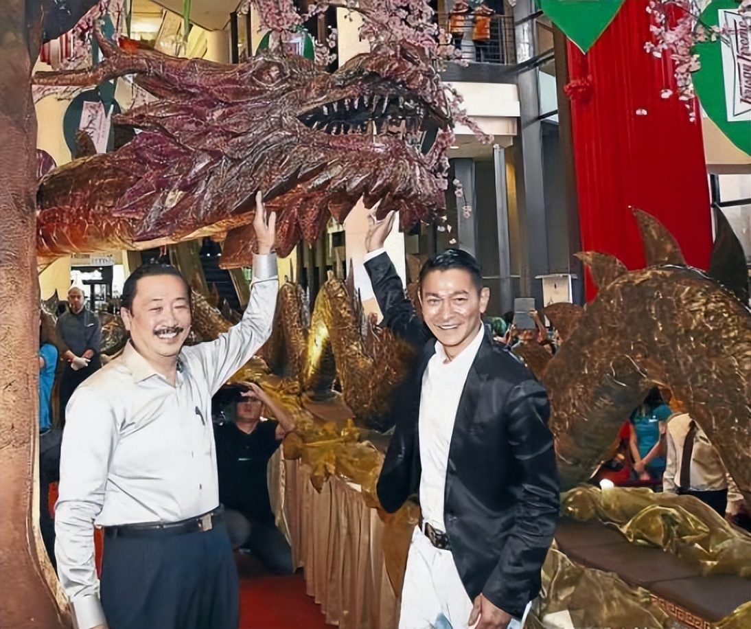 刘德华陪太太回家祭岳父,刘德华带太太回娘家视频