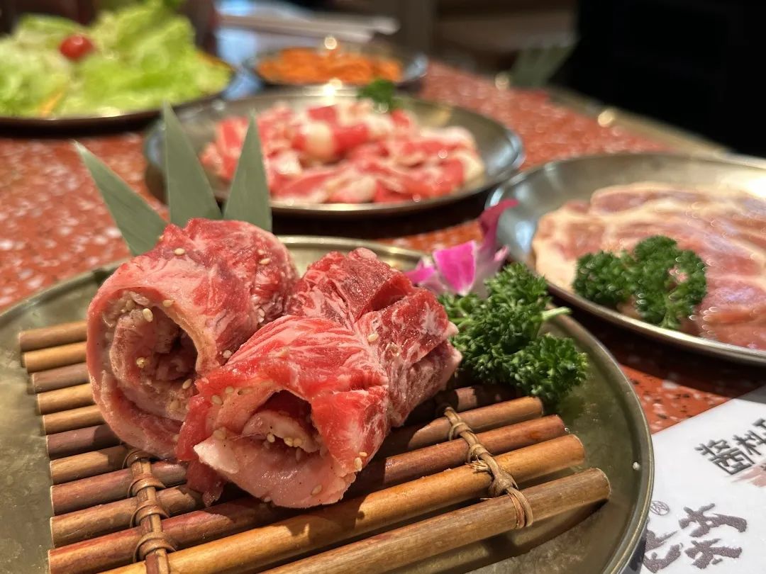 食光里丨每天都在排队的烤肉店，石景山这个“老太太”厉害了