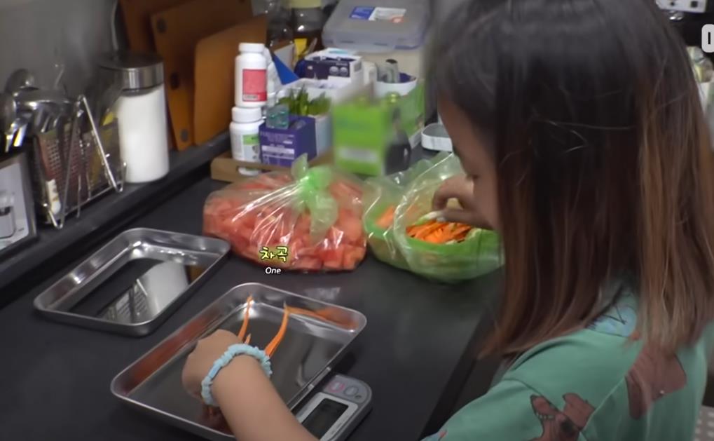 韩国女孩养迷你猪秒变大胖猪,如今带它们刻苦运动节食减肥