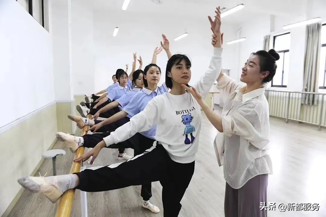 祝贺新学校,新都市区重点学校