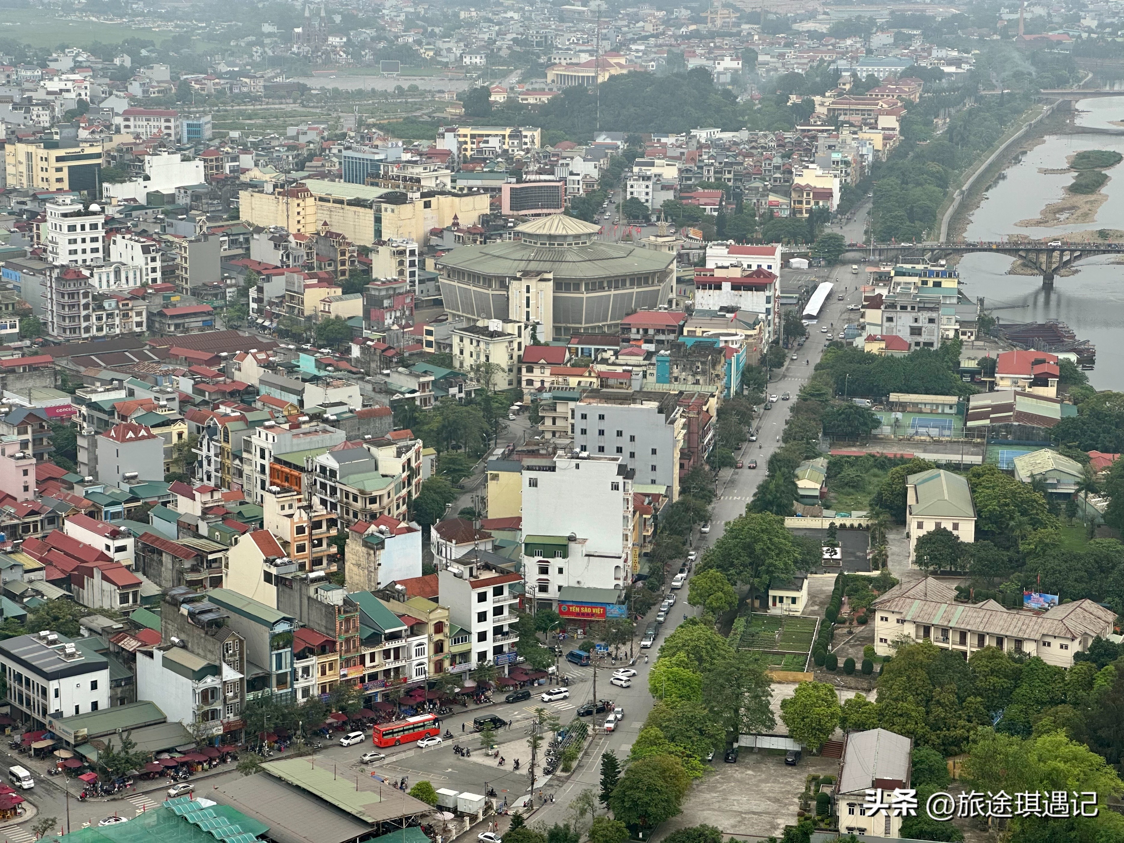 东兴与越南边境交界处,越南人看东兴北仑河