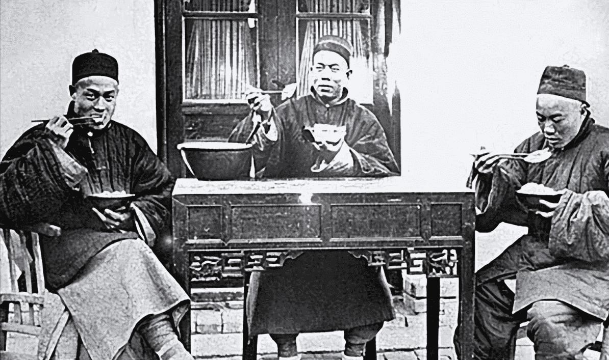 日军罪行照片：攻陷香港后兽性毕露，当场轮番侵犯新婚女明星