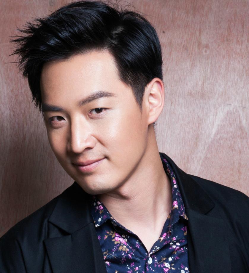 最新等着我主持人舒冬,央视等着我栏目主持人舒冬的衣着