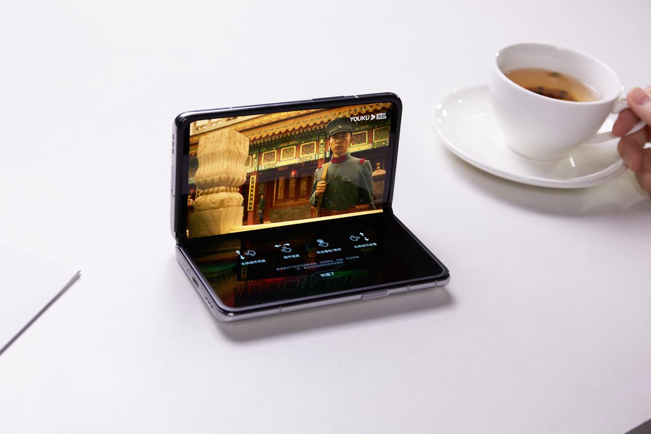 荣耀折叠屏magicvs天青色,荣耀折叠屏magicvs主打颜色